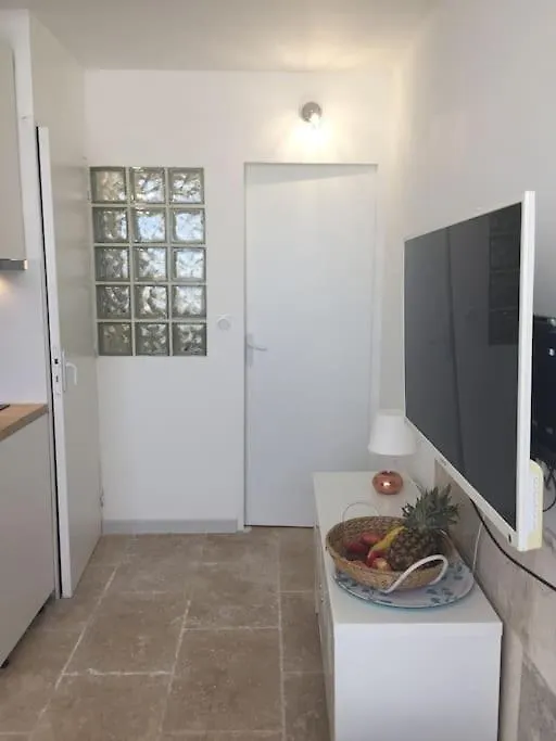 Appart Bianca T2 - Terrasse - Parking - Calme - 1Mn De La Mer Cassis 0*,  Frankrig